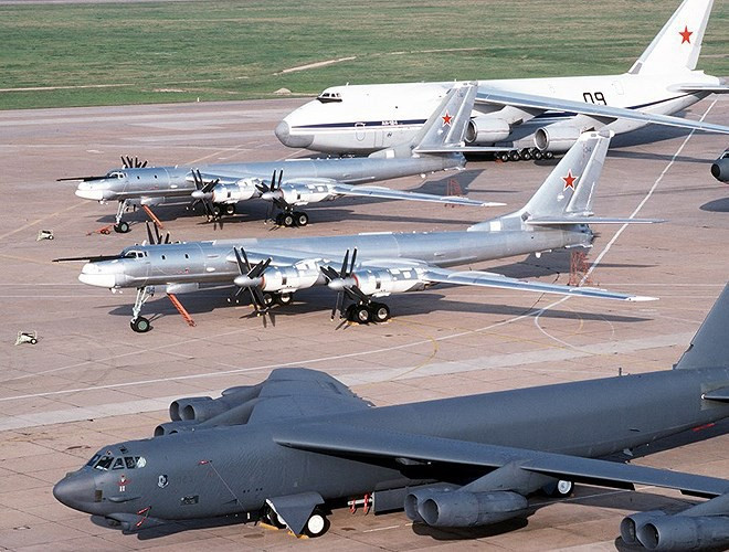 Mỗi chiếc Tu-95 có thể mang tới 15 tấn vũ khí bao gồm bom đạn và các tên lửa Kh-20, Kh-22, Kh-26, Kh-55, Kh-101.