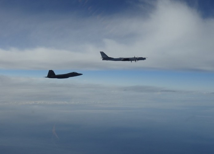 Từ những loại chiến đấu cơ cũ như F-4, F-101 cho đến dòng chiến đấu cơ hiện đại nhất như F-22, F-35 đều từng bay áp sát chiếc oanh tạc cơ này.