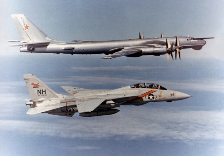 Được biết Tu-95 của Nga có khả năng mang 15 tấn bom đạn, đặc biệt là tên lửa hành trình Kh-101 và phiên bản có gắn đầu đạn hạt nhân Kh-102. Vì vậy, dù đã U70, loại máy bay này vẫn luôn khiến Mỹ phải e ngại.