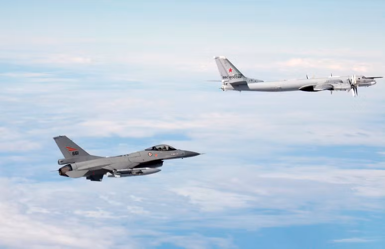 Tu-95 có chiều dài 49,5m, sải cánh 50,5m, chiều cao 12,2m, trọng tải rỗng 90 tấn, trọng tải cất cánh tối đa lên tới 187 tấn.