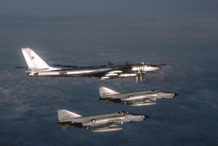 Tu-95 có thể bay với quãng đường dài tới 15.000km, trần bay cao 12km.