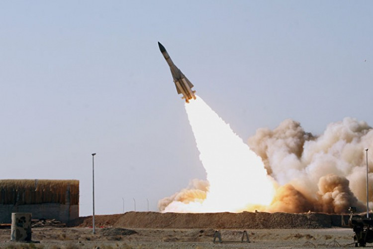 Như trong trận không chiến ngày 1/3 vừa qua trên không phận tỉnh Idlib của Syria, máy bay F-16 của Không quân Thổ Nhĩ Kỳ được trang bị tên lửa tiến công ngoài tầm nhìn và được sự trợ giúp của máy bay chỉ huy, cảnh báo sớm trên không (AWACS) đã dễ dàng bắn hạ hai chiếc cường kích Su-24 của Syria.