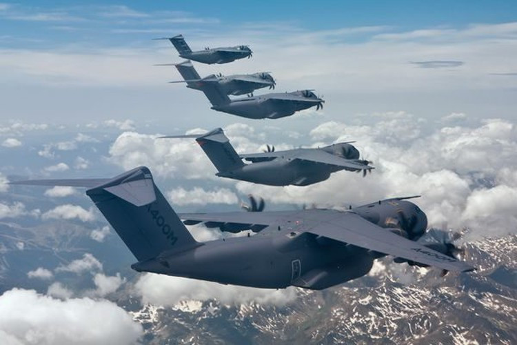 Tuy nhiên, chương trình A-400M đã bị kéo dài và cho tới tận tháng 12-2009, chuyến bay đầu tiên của loại máy bay này mới được thực hiện.