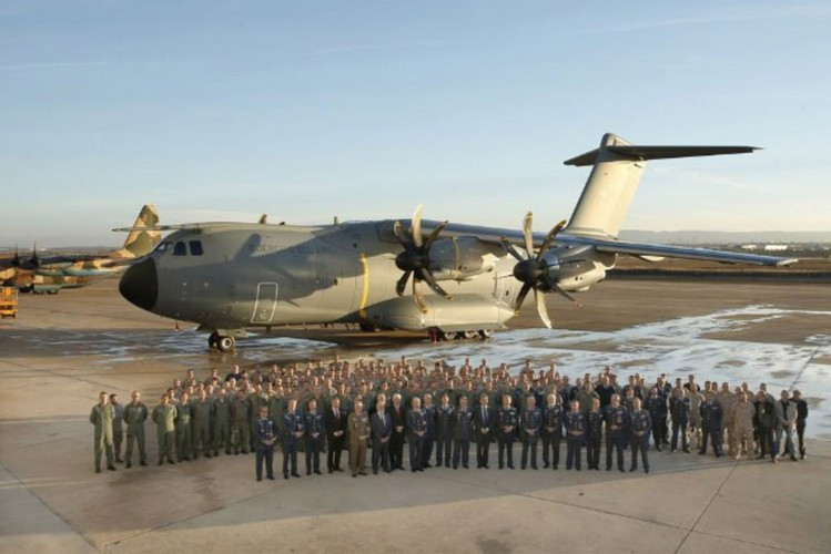 Trọng lượng lớn nhất khi cất cánh của máy bay là 141 tấn, trọng lượng máy bay khi chưa chở hàng là 76,5 tấn, tải trọng tối đa 37 tấn.