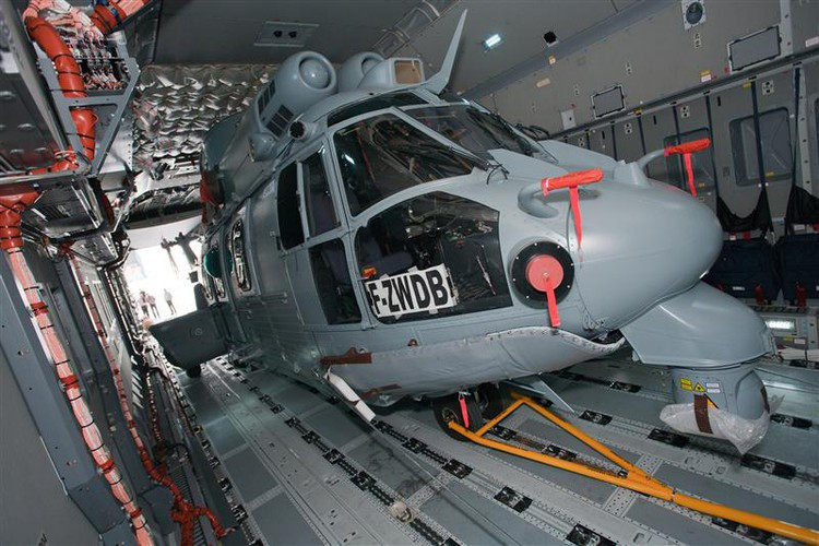 Hình ảnh chiếc máy bay trực thăng được nhét nằm gọn trong bụng của A-400M.