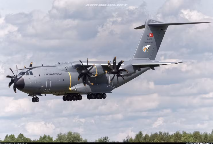 Ý tưởng chế tạo A-400M xuất hiện từ đầu những năm 1980 nhằm giúp các nước châu Âu nâng cao năng lực vận tải quân sự và không phụ thuộc vào các máy bay Mỹ.