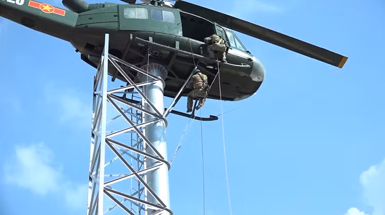 Từ trên trực thăng, các chiến đấu viên Lữ đoàn Đặc công 126 thả dây để tiếp cận mặt đất.