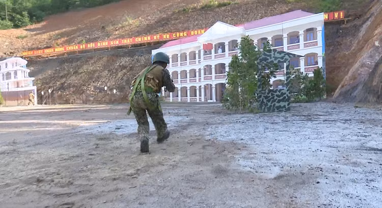 Chỉ vài giây từ sau khi thả người theo dây, các chiến đấu viên Lữ đoàn Đặc công 126 đã di chuyển xuống phía dưới rất chuẩn xác, mau lẹ. Họ cơ động đến những vị trí có lợi cho quan sát và ẩn giấu hành động, sẵn sàng tiêu diệt bọn khủng bố.