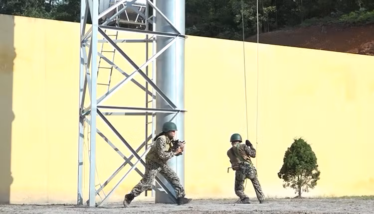 Trong quá trình thả dây, các chiến đấu viên luôn được một chiến đấu viên hoặc lực lượng ở bên dưới cảnh giới, sẵn sàng tiêu diệt lực lượng khủng bố có hành động bất ngờ.