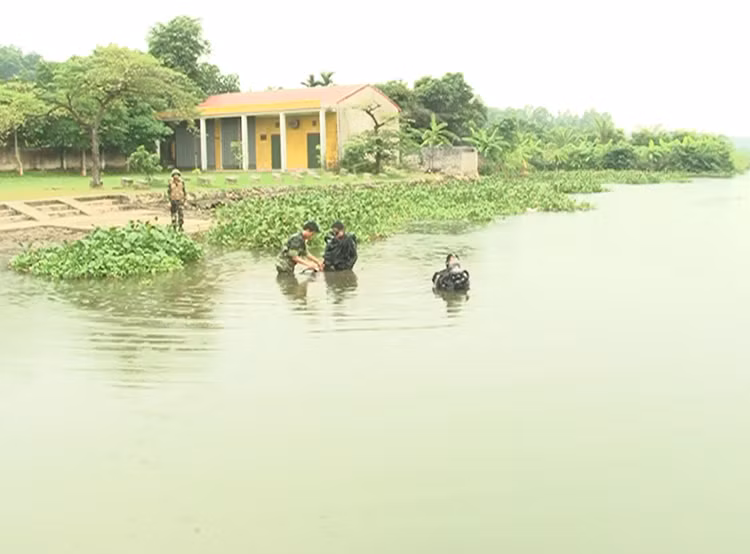 Người nhái làm công tác chuẩn bị xuất phát đi thực hiện nhiệm vụ.