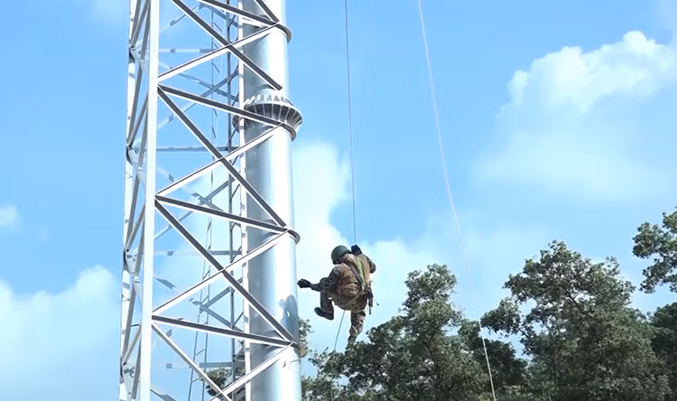 Đây là khoa mục khó vì khi thả dây rất dễ bị bọn khủng bố phát hiện từ xa.