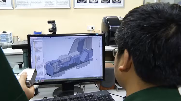 Vỏ của kính ngắn hologram được các kỹ sư thiết kế trên công nghệ 3D.