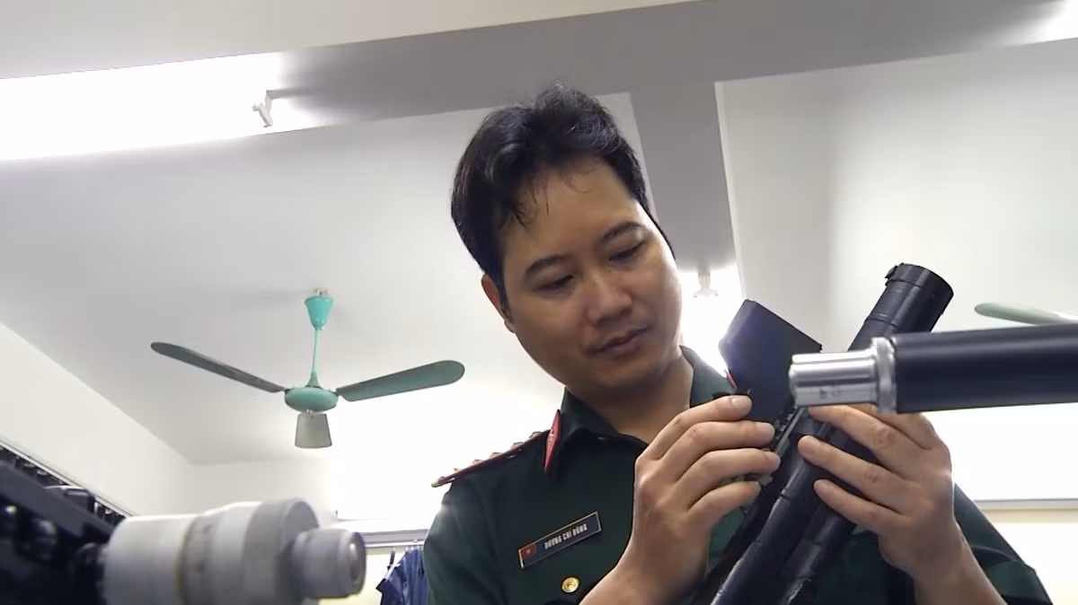 Kính ngắm hologram được chế tạo xong.