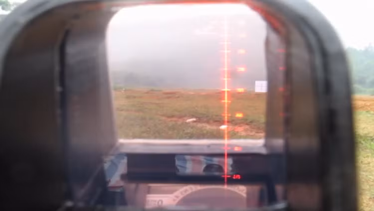 Chiếc kính ngắm hologram dùng cho súng phóng lựu M79 có các thông số kỹ thuật sau: Độ phóng đại 1x; đường kính thông quang, không nhỏ hơn 24mm; trọng lượng thiết bị không lớn hơn 0,5kg; thị sai 5 phút và độ phân giải không nhỏ hơn 250 Vạch/mm. Ảnh: Mục tiêu hiện dưới thiết bị ngắm hologram.