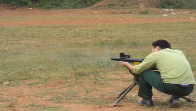 Một quả đạn M79 ra khỏi nòng súng và tìm tới mục tiêu sau khi người bắn thao tác với sự hỗ trợ của kính ngắm hologram.