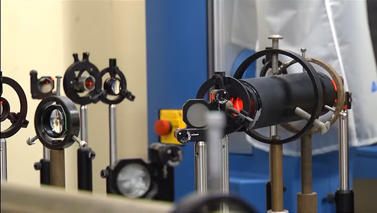 Các thiết bị thí nghiệm được cố định chắc chắn trên mặt phẳng ngang.