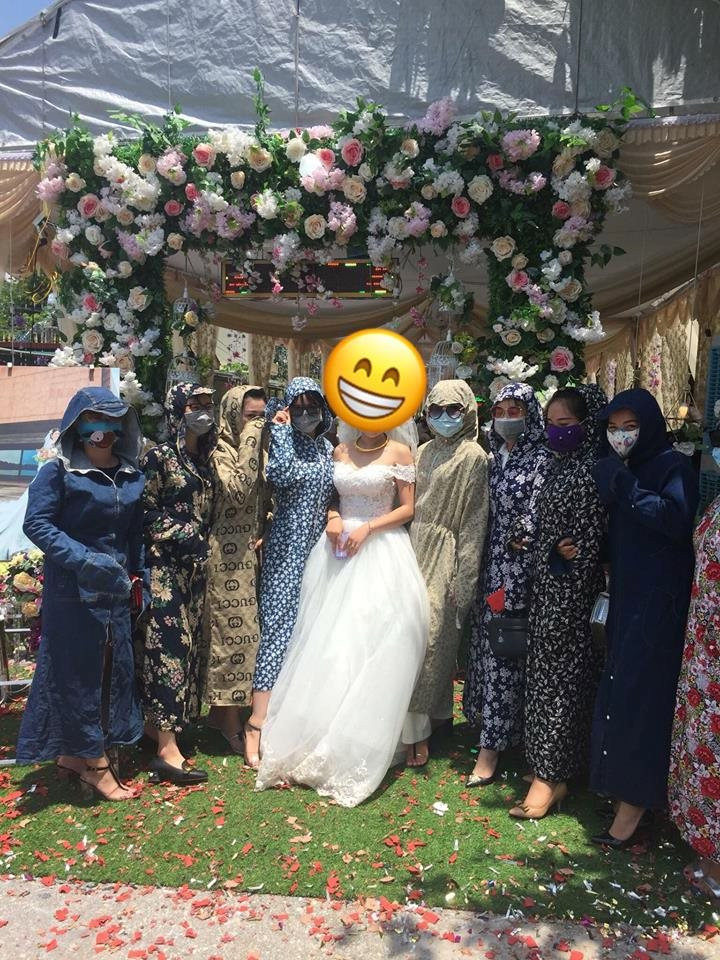 Thế nhưng trang phục ninja vẫn chiếm spotlight, thậm chí lu mờ cả cô dâu.