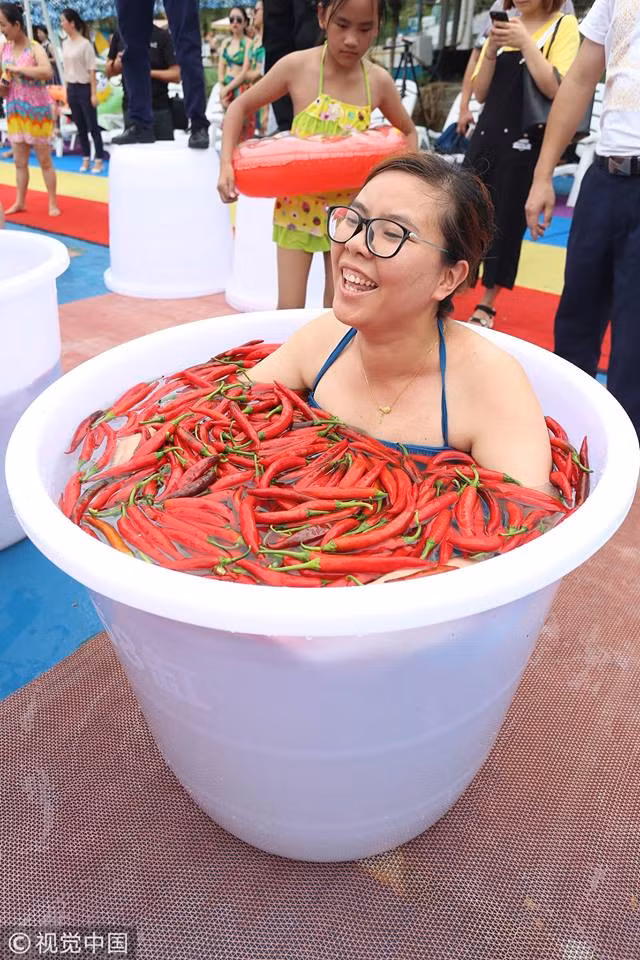 Thử thách tắm với ớt cay này có vẻ không làm khó họ.