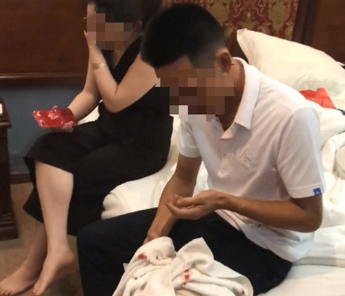 Anh Hòa, cán bộ CSGT bị bắt quả tang vào nhà nghỉ với nữ giáo viên đã có chồng. Ảnh cắt từ clip.