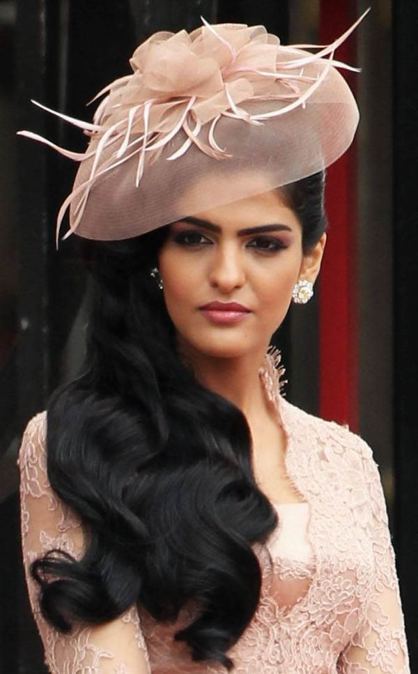 Công chúa từng đi tới 70 quốc gia để giúp đỡ mọi người, đặc biệt là phụ nữ. Bên cạnh đó, cô cũng nhiều lần lên tiếng giành quyền bình đẳng cho phái yếu. Chưa dừng ở đó, Ameerah từng bước thể hiện niềm yêu con người của mình bằng những hành động cụ thể như tổ chức từ thiện giúp nhân dân vùng lũ lụt... Không chọn sống an nhàn và giàu sang, Ameerah là vị công chúa độc lập, hình mẫu lý tưởng của nhiều phụ nữ tại Saudi Arabia. Ảnh: Pinterest.