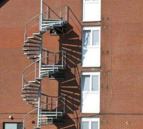 Làm cách nào để có mối liên quan giữa cầu thang và cửa thoát hiểm đây?