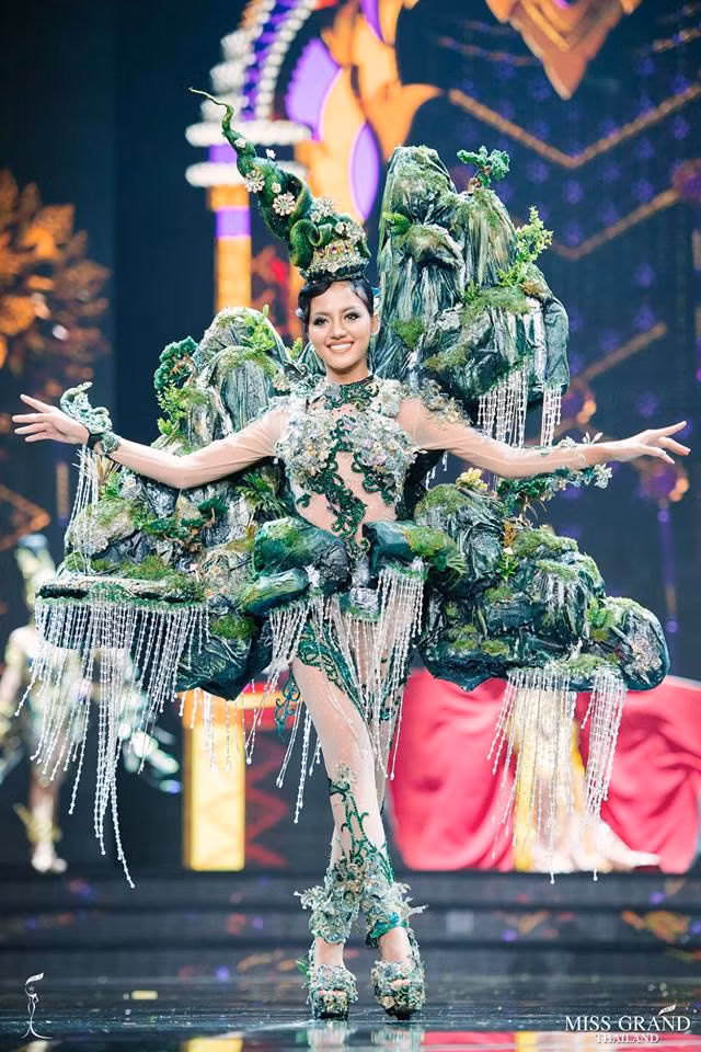 Còn đây là sơn cước với thác nước hùng vĩ.