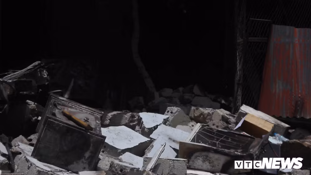 HIện trường đổ nát trong nhà của tên trùm khét tiếng sau khi bị lực lượng chức năng truy quét.