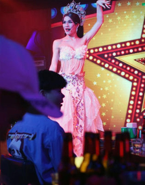 Câu chuyện về Uyển Ân Chí được đăng tải, đã thu hút rất nhiều sự chú ý của mọi người. Đa số đều cảm phục tấm lòng và nghị lực của chàng trai trẻ. Hy vọng Ân Chí sẽ luôn giữ vững được mục tiêu của mình và sớm hoàn thành tâm nguyện được trở lại là một chàng trai bình thường. Tình yêu thương gia đình có thể giúp cho một người vượt qua được tất cả khó khăn, ánh nhìn soi mói của người đời, làm hết sức mình để cho gia đình nhỏ bé!