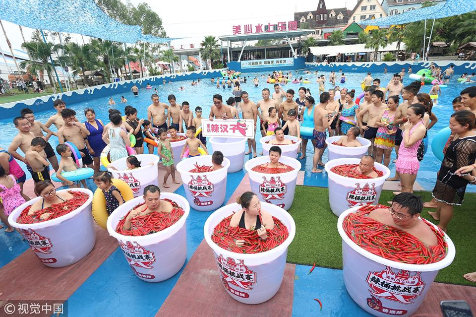 Trước đó, tại Trùng Khánh, Trung Quốc cũng diễn ra cuộc thi "Thách thức tắm ớt cay nóng" tại một công viên nước.