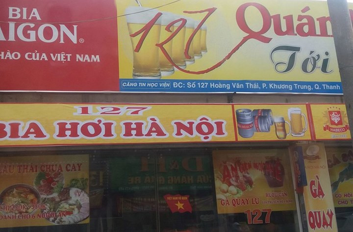 Đoạn dài khu vực sát ngay cổng doanh trại Quân đội ở địa chỉ số 129 đường Hoàng Văn Thái (thuộc quản lý của Quân chủng Phòng không Không quân) là một quán bia, nhà hàng ăn uống với diện tích khá rộng, ồn ào và huyên náo. (Ảnh: moitruongvadothi.vn)