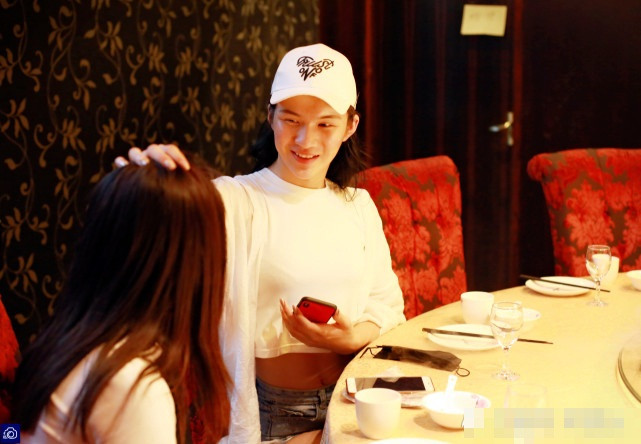 Dùng mọi nỗ lực của mình để kiếm tiền, mong em gái có cuộc sống tốt hơn, được học hành đến nơi đến chốn thế nhưng mới đây Ân Chí lại nhận được tin không hay, em gái Thiến Thiến của cậu vì quá thương anh, muốn bỏ học đi làm để anh bớt đi gánh nặng. Ân Chí cho biết, cậu nhất định không đồng ý, thời gian tới sẽ cố gắng thuyết phục em gái quay lại trường học.