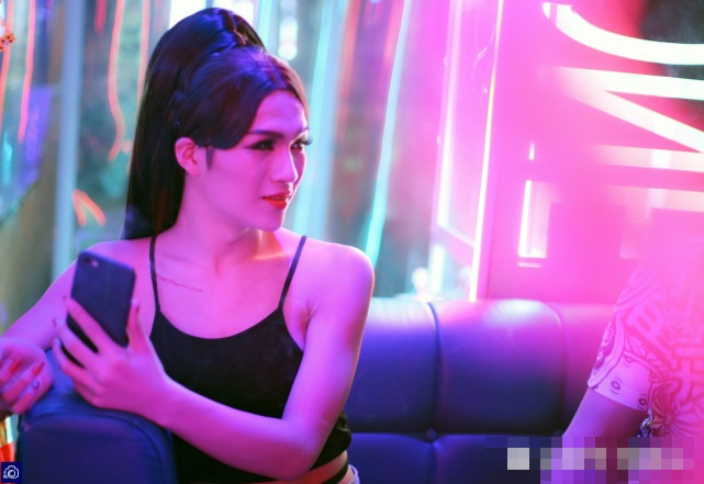 Thế nhưng về sau, việc bán mỹ phẩm không ổn định, thu nhập cũng vì thế bấp bênh, Ân Chí quyết định xin việc ở quán rượu, quán bar. Vì thời trung học Ân Chí cũng có sở trường nhảy múa, ca hát, cậu dễ dàng được nhận làm nhân viên giải trí trong quán bar. Thu nhập của Ân Chí từ đó cũng ổn định hơn.