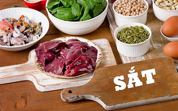 5. Thực phẩm chứa sắt: Dùng những thực phẩm bổ máu chứa sắt, acid folic, vitamin B12 vì máu sẽ giúp mang protein, vitamin, khoáng chất và oxy đến nuôi dưỡng các mô bị tổn thương. Đồng thời, mang các tế bào bạch cầu, đại thực bào đến tiêu diệt các vi khuẩn xâm nhập vào vết thương, dọn dẹp các chất thải như xác vi trùng chết, xác các tế bào đã chết.