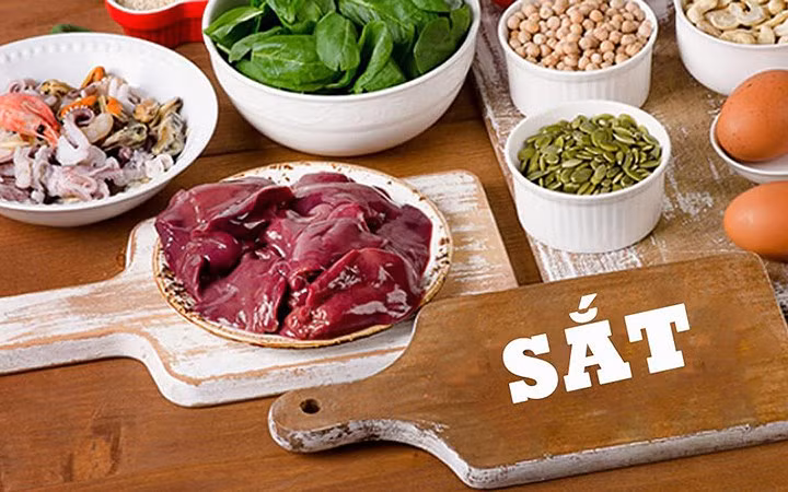 5. Thực phẩm chứa sắt: Dùng những thực phẩm bổ máu chứa sắt, acid folic, vitamin B12 vì máu sẽ giúp mang protein, vitamin, khoáng chất và oxy đến nuôi dưỡng các mô bị tổn thương. Đồng thời, mang các tế bào bạch cầu, đại thực bào đến tiêu diệt các vi khuẩn xâm nhập vào vết thương, dọn dẹp các chất thải như xác vi trùng chết, xác các tế bào đã chết.