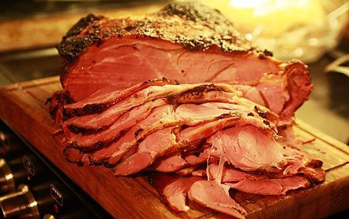 3. Thịt xông khói, bánh kẹo: Những món ăn này sẽ khiến cho bạn mất đi vitamin và khoáng chất thiết yếu cho cơ thể trong quá trình tái tạo tế bào, làm cho vết thương lâu lành hơn.