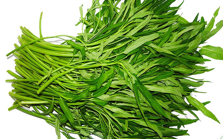 2. Rau muống: Có tính mát, có thể giải độc, nhuận trường, lợi tiểu, sinh da thịt… Vì vậy khi bị thương bạn nên tránh ra thực phẩm này.