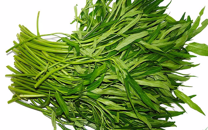 2. Rau muống: Có tính mát, có thể giải độc, nhuận trường, lợi tiểu, sinh da thịt… Vì vậy khi bị thương bạn nên tránh ra thực phẩm này.