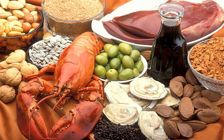 3. Thực phẩm giàu kẽm và selen: Đây là những loại chất khoáng giúp vết thương mau lành, chống nhiễm khuẩn. Có nhiều ở các loại hải sản, gan lợn,...