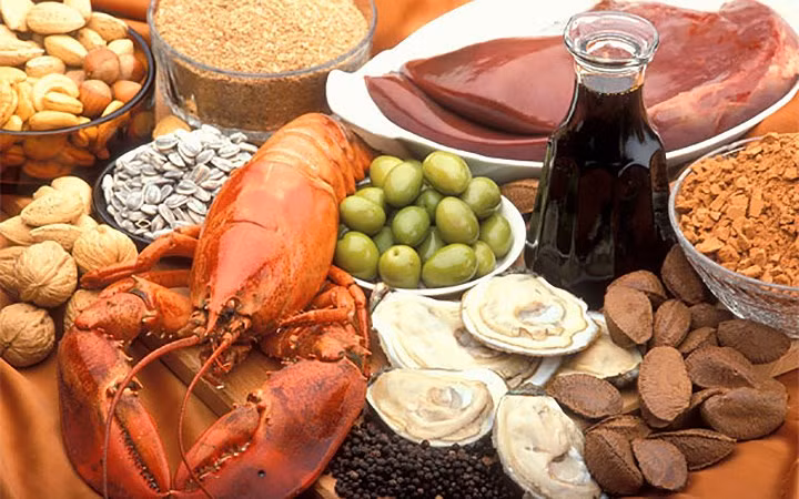 3. Thực phẩm giàu kẽm và selen: Đây là những loại chất khoáng giúp vết thương mau lành, chống nhiễm khuẩn. Có nhiều ở các loại hải sản, gan lợn,...