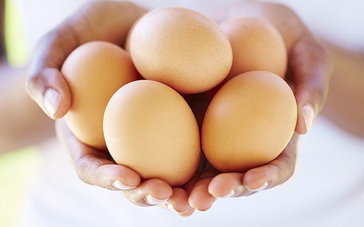 6. Trứng gà: Tái tạo da rất mạnh, nếu ăn khi vết thương chưa lành hẳn sẽ để lại sẹo lồi.