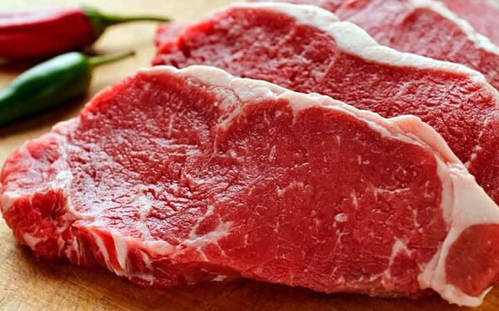 4. Thịt bò: Khiến vết thương hở sậm màu hơn và từ đó hình thành sẹo thâm. Đối với những người bị mụn trứng cá cũng nên kiêng thịt bò.