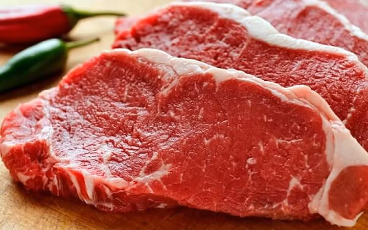 4. Thịt bò: Khiến vết thương hở sậm màu hơn và từ đó hình thành sẹo thâm. Đối với những người bị mụn trứng cá cũng nên kiêng thịt bò.