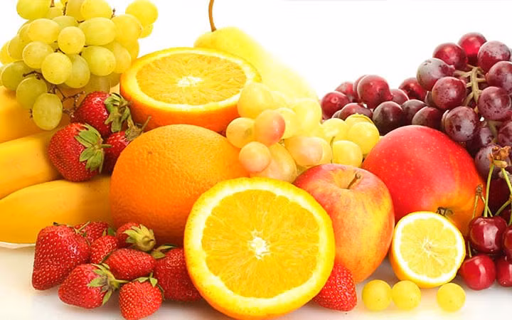 4. Thực phẩm giàu Vitamin C: H oạt động như một yếu tố trong quá trình sản sinh collagen, giúp gia tăng sức đề kháng cho cơ thể để chống lại hiện tượng nhiễm trùng ở vết thương, làm gia tăng sự hấp thu chuyển hóa chất sắt trong cơ thể…