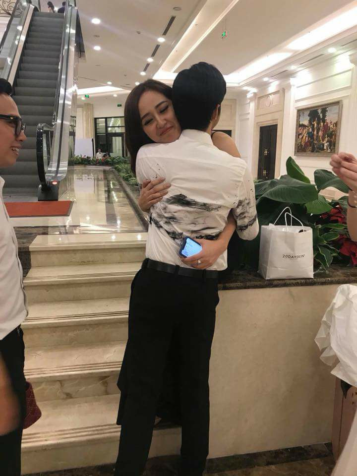 Khoảnh khắc "tình bể tình" của Mai Phương Thý và Noo Phước Thịnh.