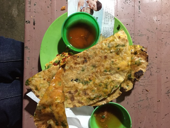 Muốn ăn bánh tráng nướng ngon, đừng ăn ở chợ Đà Lạt. Ảnh: Eataholic