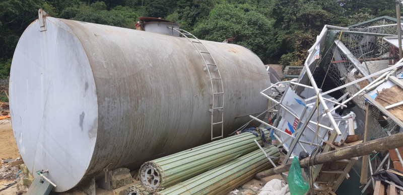 Téc xăng dầu, cửa cuốn cùng đồ vật được vận chuyển ra khỏi ngôi nhà