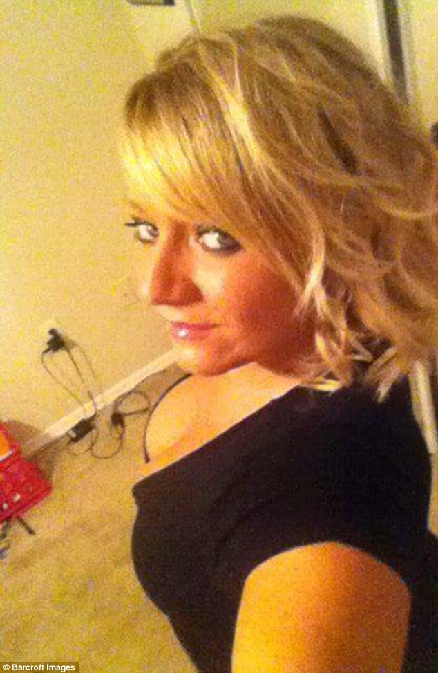 Có ba yếu tố khiến cô Kayla bị CRPS nặng hơn, đó là căng thẳng, nước và nhiệt độ. Khi bị căng thẳng, cô Kayla sẽ đau dữ dội. Khi tắm và gội đầu, ngay cả khi có sự giúp đỡ, cô Kayla chắc chắn vẫn sẽ bị bỏng cả nặng và nhẹ. Và cuối cùng, trong điều kiện nhiệt độ khoảng 30 độ C, cứ cách 2 đến 3 ngày cô Kayla lại bị bỏng.