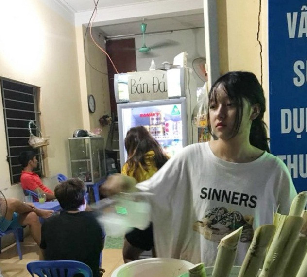 Cô gái bán nước mía xinh đẹp khiến chàng trai xao xuyến.