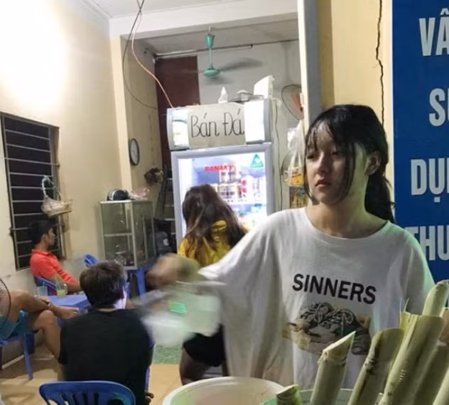 Cô gái bán nước mía xinh đẹp khiến chàng trai xao xuyến.