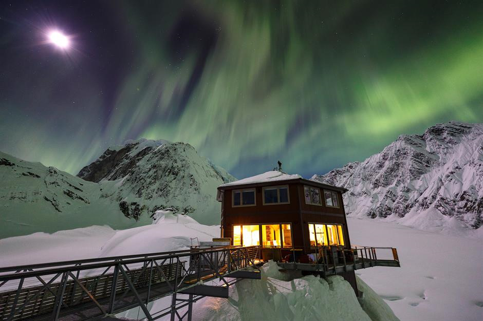 Sheldon Chalet, Alaska, Mỹ: Nằm trên sườn núi cao nhất Bắc Mỹ, Sheldon Chalet sang trọng mang đến cho du khách không gian yên tĩnh, đơn độc giữa vùng hoang dã, lạnh giá của Alaska. Tại đây, bạn có thể nhâm nhi rượu champagne, khi thư giãn bên lò sưởi và ngắm nhìn cực quang qua các khung cửa sổ. Du khách đặt phòng tại đây được phục vụ bởi 2 hướng dẫn viên, một đầu bếp và một người trợ giúp đặc biệt. Ảnh: Butterfield.